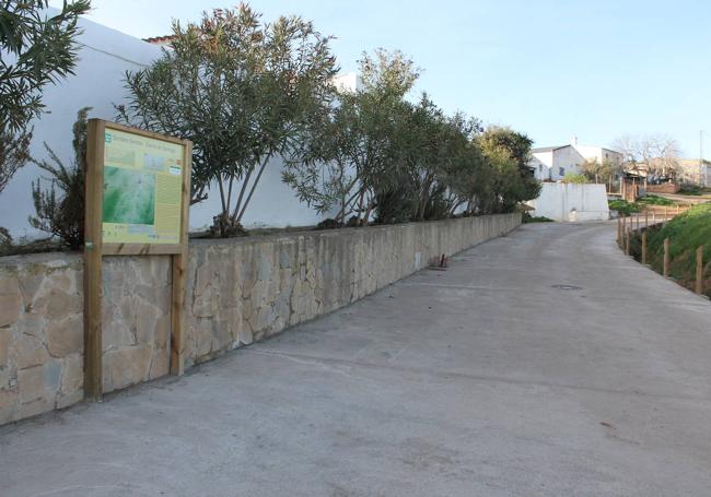 El inicio del sendero está junto al cementerio