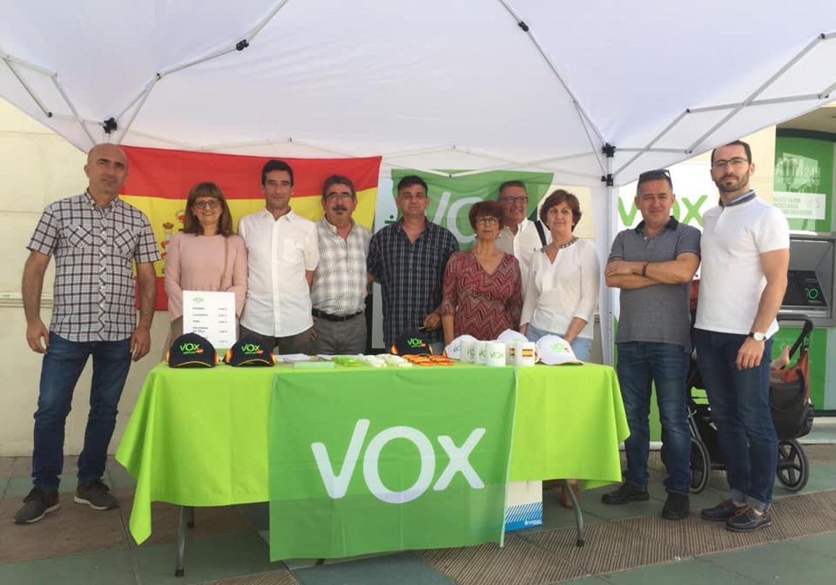 El hasta edil de Vox, Jeffrey Taylor, primero por la derecha, en una imagen de mayo de 2019.