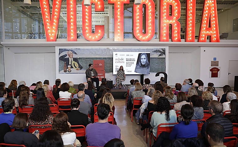 Imagen principal - Diferentes momentos del Aula de Cultura, en Cervezas Victoria. 