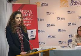 Irene García Esteban, durante la defensa de su trabajo en la Universidad Pablo de Olavide.