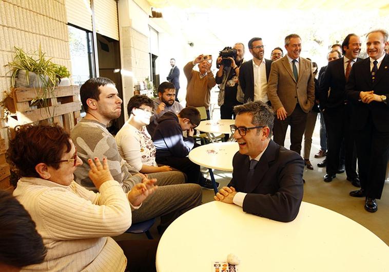El ministro Félix Bolaños pide a la Junta de Andalucía que ayude a ADIPA