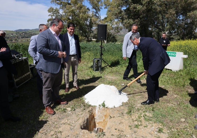 Colocación de la primera piedra.