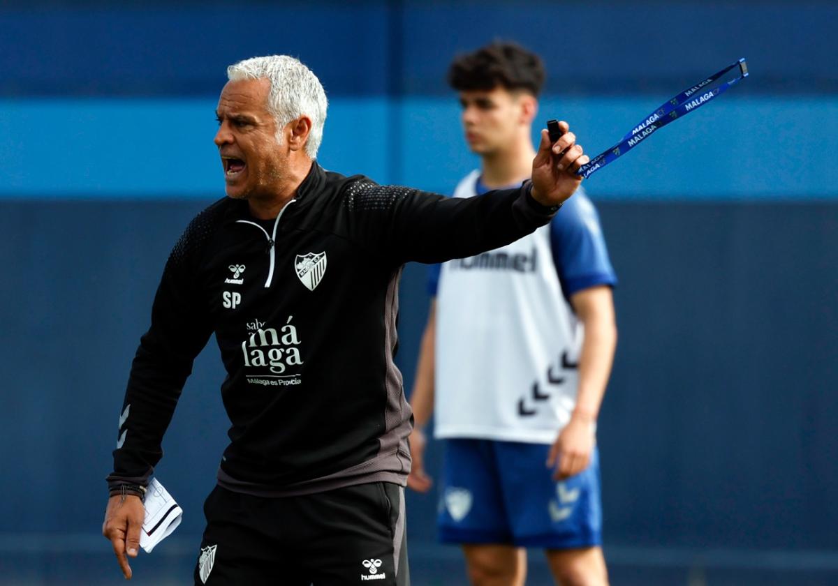 El entrenador del Málaga, Sergio Pellicer, da instrucciones durante una sesión de trabajo reciente.