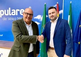 El candidato del PP, Jesús Lupiáñez, y Elías García, este jueves en la sede de los populares veleños.