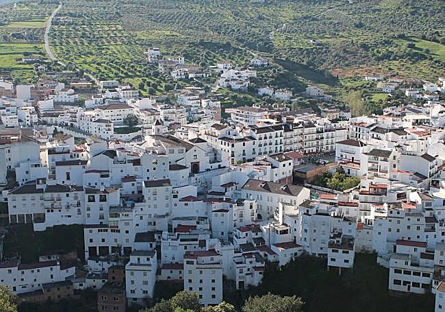 Pueblo. Vista panorámica de Tolox desde el mirador natural que hay junto a la Cruz del Padre Ventura.