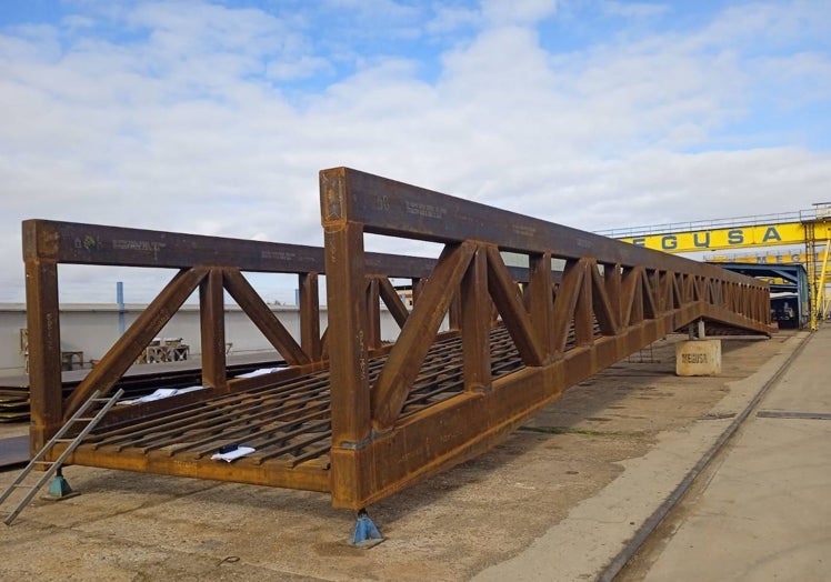 La estructura del puente, durante el proceso de fabricación en la empresa Megusa, en Sevilla.