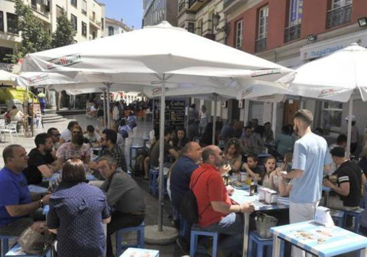 Los bares del Centro y El Romeral tendrán 20 días más para cerrar sus terrazas más tarde