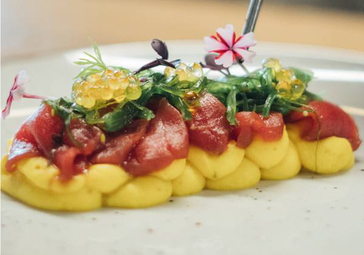 Diego Gallegos prepara su causa limeña con atún marinado.