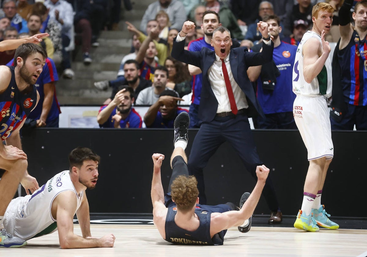 Jasikevicius celebra una acción de Jokubaitis,en el suelo junto a Barreiro, en el Unicaja-Barça copero.