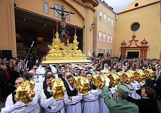 El Cristo de la Buena Muerte, a su paso por la calle Larios.
