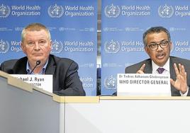 Imagen de archivo del jefe de programas de emergencia de la OMS, Michael Ryan, y del director general, Tedros Adhanom Ghebreyesus.