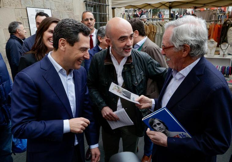 Juanma Moreno y Daniel Sirera recorren el Sarrià Street Market.