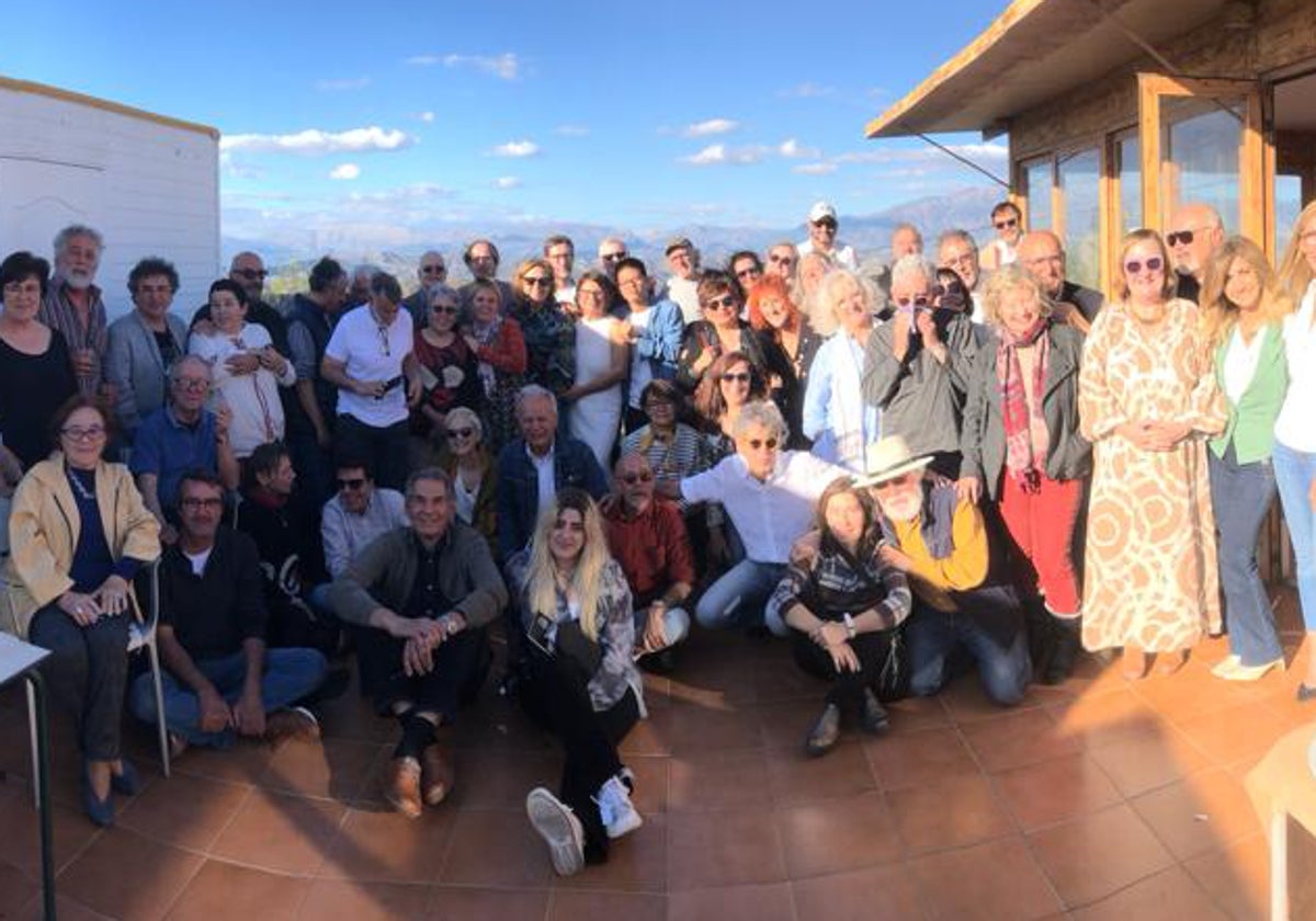 Foto de familia de los artistas participantes en el encuentro en Iznate.