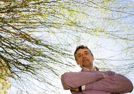 Sebastián Escámez posa para la entrevista con SUR, en el jardín de su vivienda.