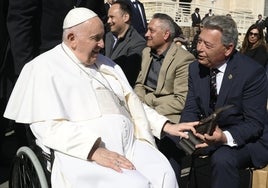 El Papa Francisco, con el presidente de la Agrupación de Cofradías de la Semana Santa veleña.