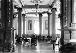 Los salones del Círculo Mercantil, en la calle Larios, eran los más exclusivos de la ciudad