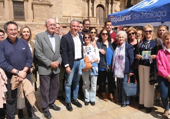 Bendodo junto a De la Torre, cargos del partido y militantes.