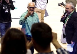Manolo Rubia lanza un beso a la grada durante su homenaje.