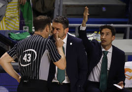 Carter lanza un triple delante de Benjamín Jiménez, uno de los colegiados.