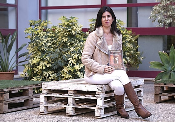 La periodista y profesora de la UMA Laura López posa con su primer libro, 'El perfume de la reina egipcia'.