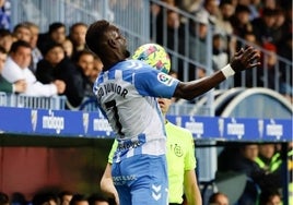 Lago Junior controla con el pecho ante el Zaragoza.