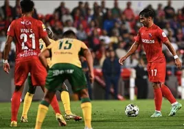 Kevin, con el balón en un partido con el Gil Vicente.