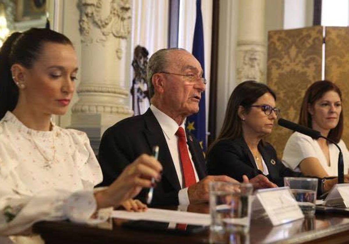 Pérez de Siles, De la Torre, Carillo y Losada, al principio del mandato municipal.