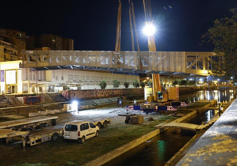 El tablero del puente ha sido transportado desde Sevilla en dos mitades.