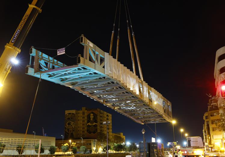 Imagen principal - El nuevo puente del CAC ya está en Málaga