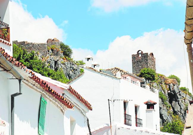 Fortaleza. Desde el propio casco urbano hay que buscar el camino que lleva hasta el famoso castillo.