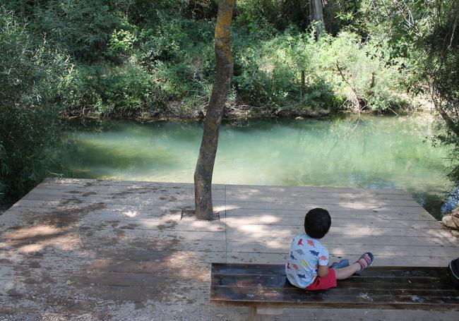 Hasta los más pequeños pueden hacer la ruta sin barreras del río Turón.