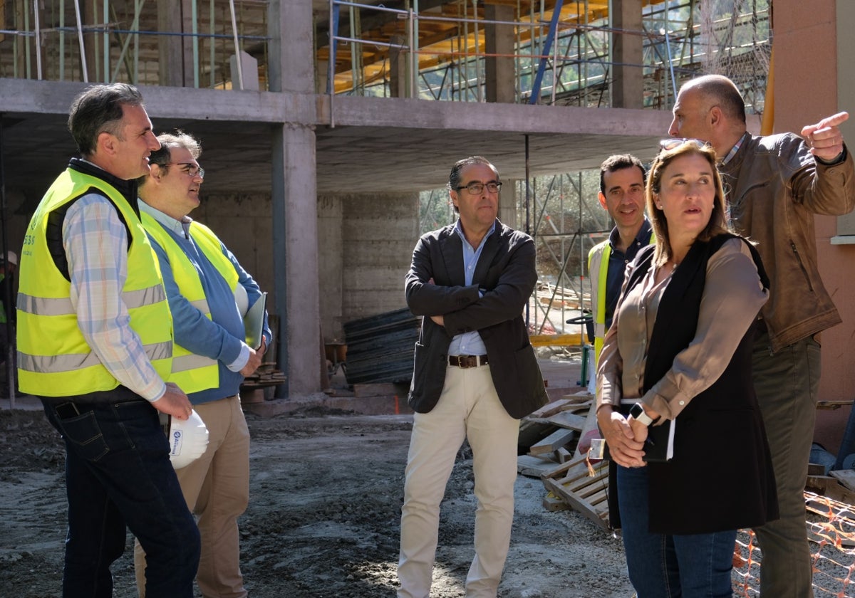 El delegado de Educación en Málaga, durante la vista a las obras de ampliación del instituto.