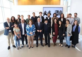 Foto de familia de los artístas con el presidente de la Diputación y el homenajeado Carrete.