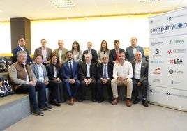 El rector y el director de Telecomunicación, con los mecenas y el director de la nueva cátedra.