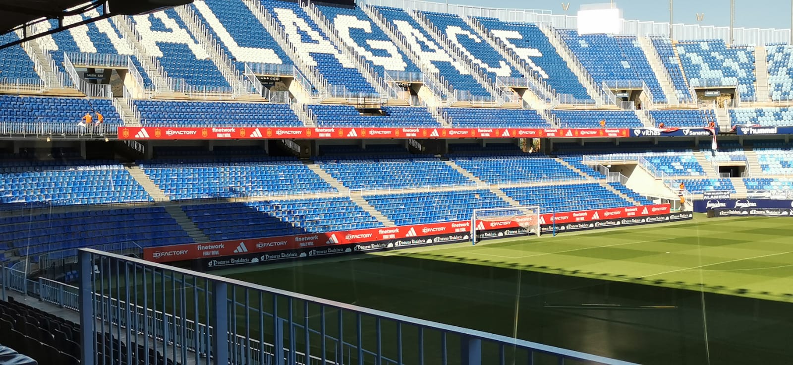 La Rosaleda se viste de rojo