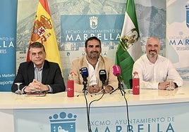 El presidente de la Federación Española de Ajedrez, Javier Ochoa de Echagüen, el concejal de Deportes, Manuel Cardeña, y el director del torneo, Germán Maldonado, en la presentación del campeonato.