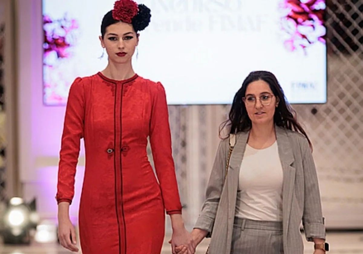 Azahara Crisóstomo, junto a una modelo que lleva uno de sus diseños flamencos.