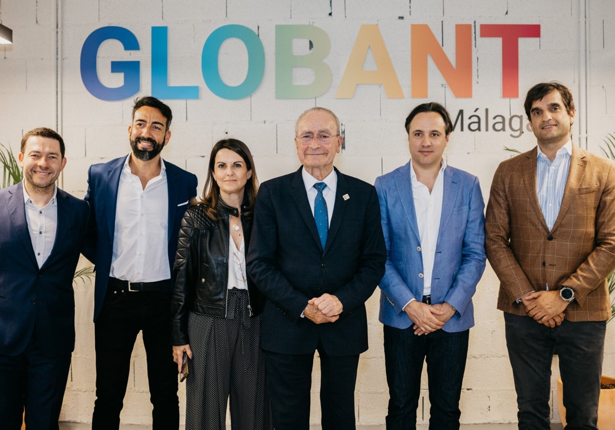 Los responsables de Globant, junto al alcalde y Susana Carillo, ayer en la inauguración de la nueva oficina.