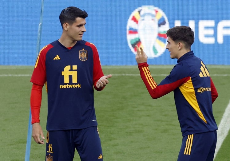 Morata, en el entrenamiento de este viernes en La Rosaleda, junto a Gavi.