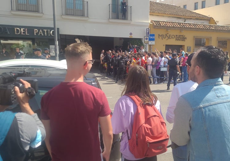 Perspectiva para los aficionados que quisieron acercarse a la llegada del equipo sin recluirse en la zona vallada a metros de la puerta; el tráfico sin detener y los autobuses estacionados en la puerta restó toda visión.