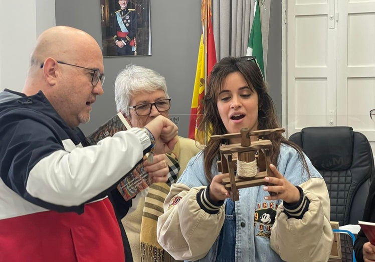 Jesús Pérez Atencia regaló un torno en miniatura de madera a la cantante.