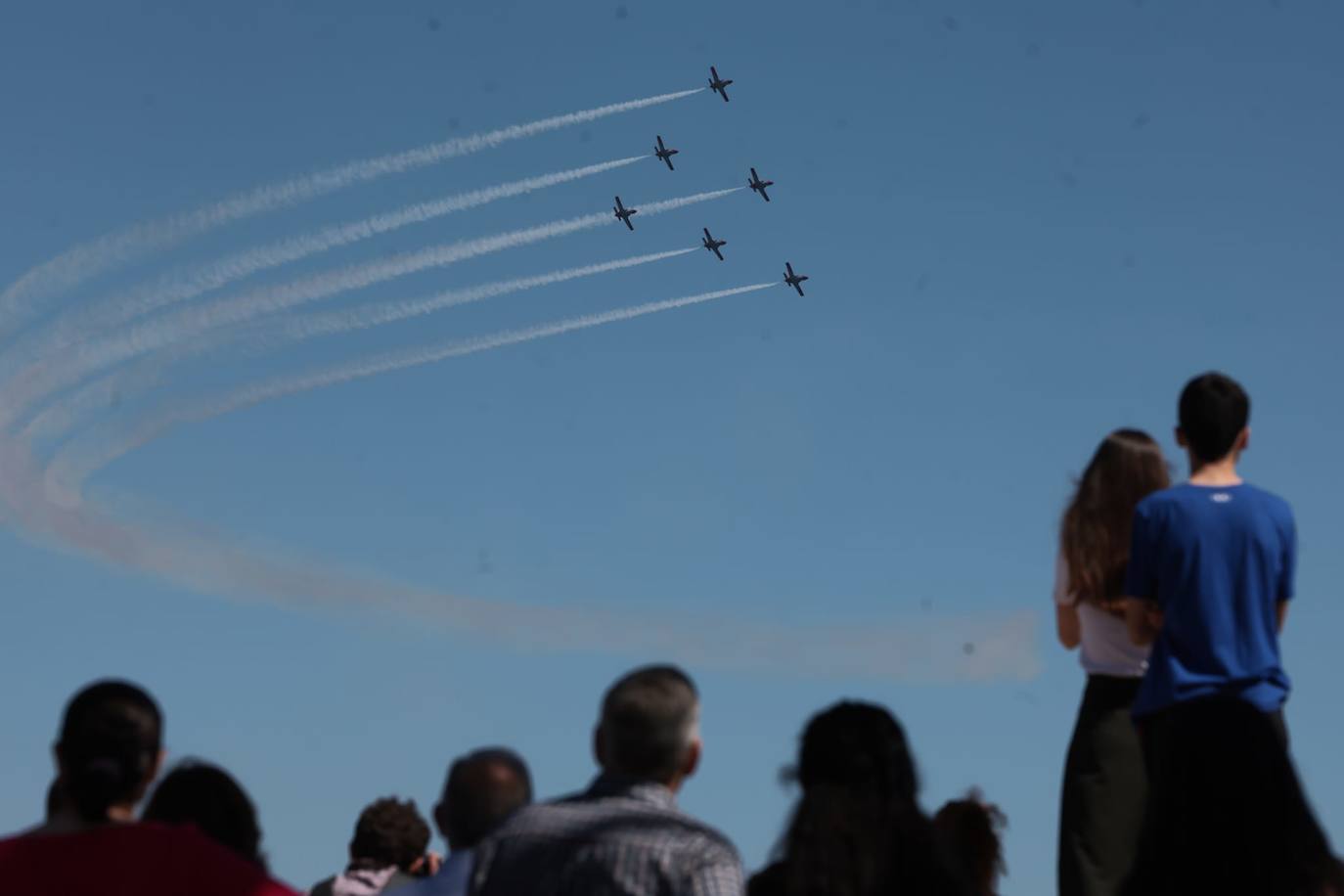 Expectación máxima es la que ha desatado este sábado la formación completa de aviones C-101 de la Patrulla Águila del Ejército del Aire en la capital malagueña donde ha dibujado entre las nubes los colores de la bandera de España.