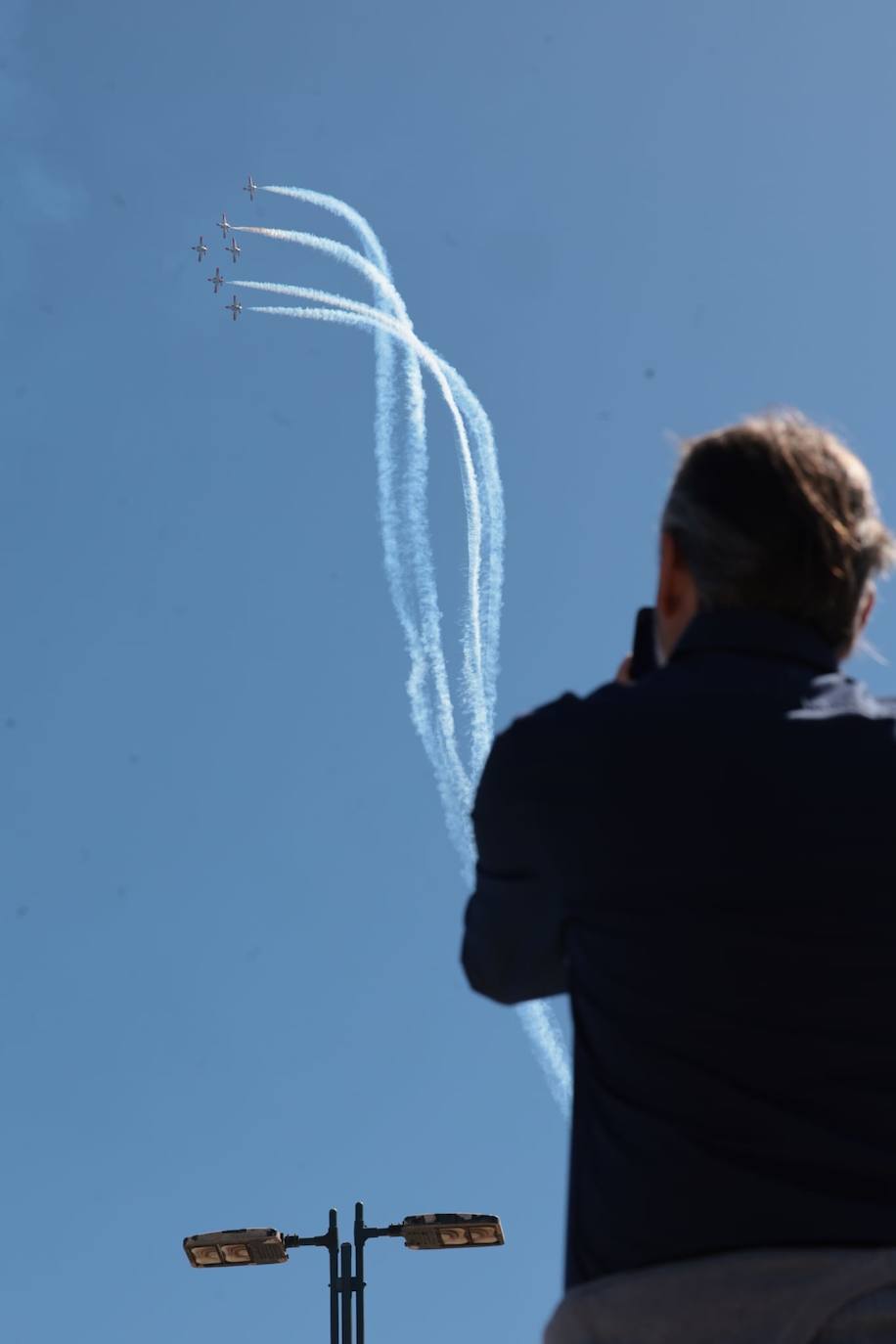 Expectación máxima es la que ha desatado este sábado la formación completa de aviones C-101 de la Patrulla Águila del Ejército del Aire en la capital malagueña donde ha dibujado entre las nubes los colores de la bandera de España.