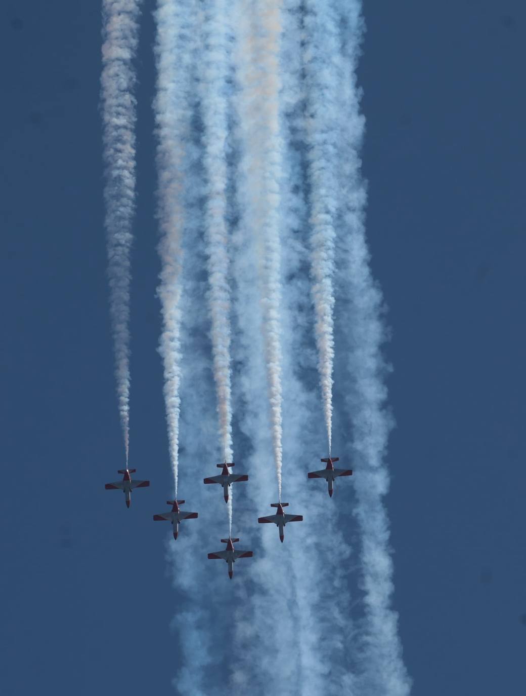 Expectación máxima es la que ha desatado este sábado la formación completa de aviones C-101 de la Patrulla Águila del Ejército del Aire en la capital malagueña donde ha dibujado entre las nubes los colores de la bandera de España.