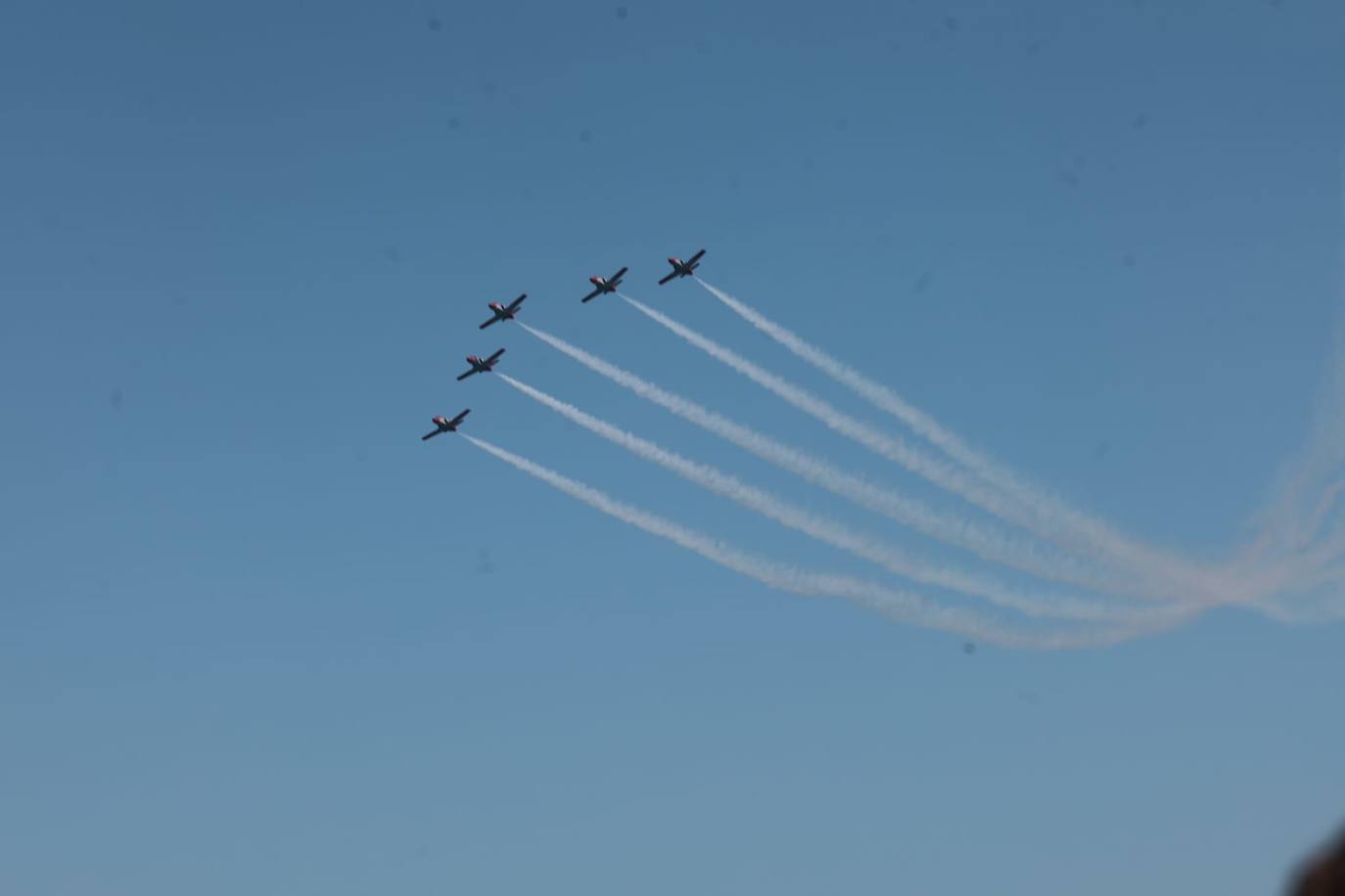 Expectación máxima es la que ha desatado este sábado la formación completa de aviones C-101 de la Patrulla Águila del Ejército del Aire en la capital malagueña donde ha dibujado entre las nubes los colores de la bandera de España.