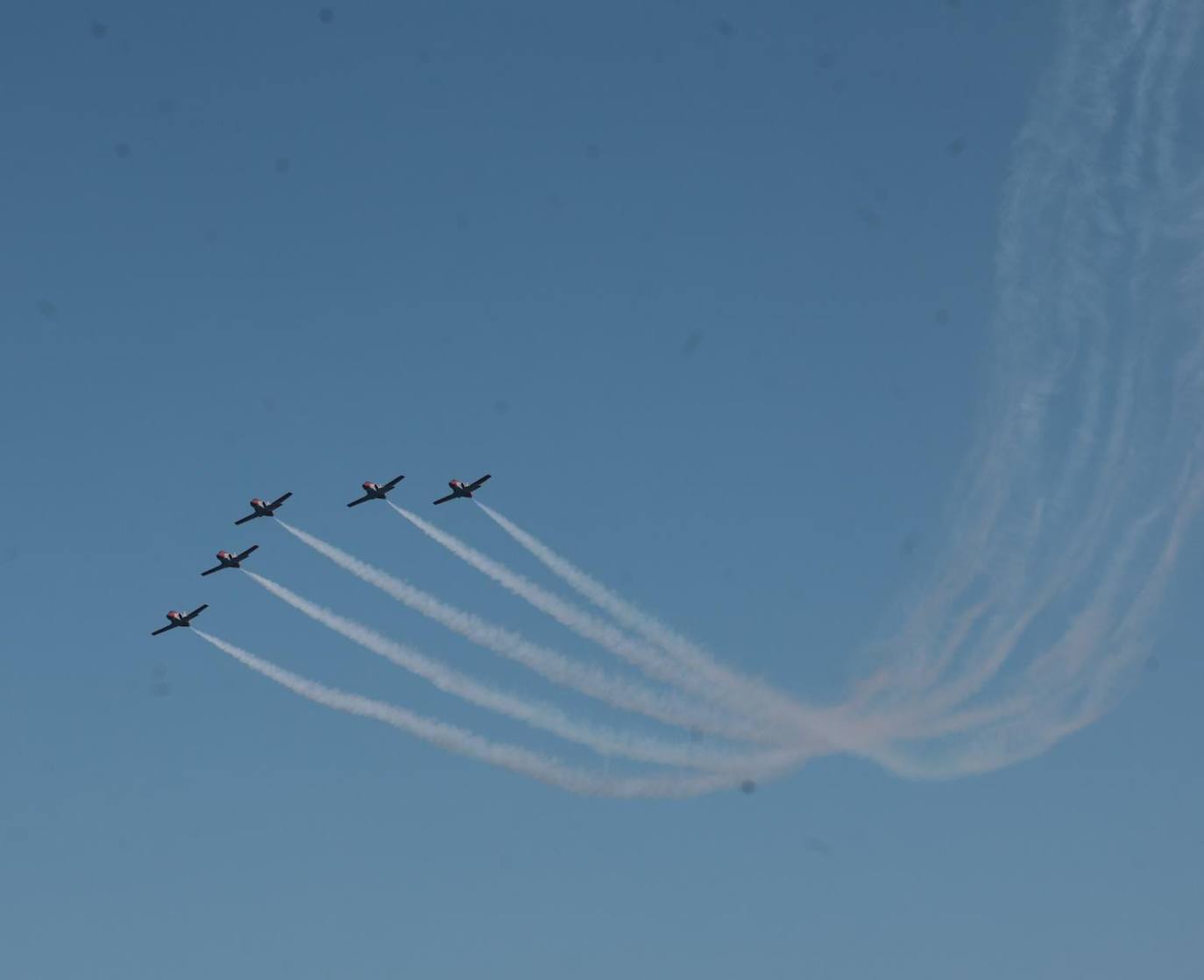 Expectación máxima es la que ha desatado este sábado la formación completa de aviones C-101 de la Patrulla Águila del Ejército del Aire en la capital malagueña donde ha dibujado entre las nubes los colores de la bandera de España.