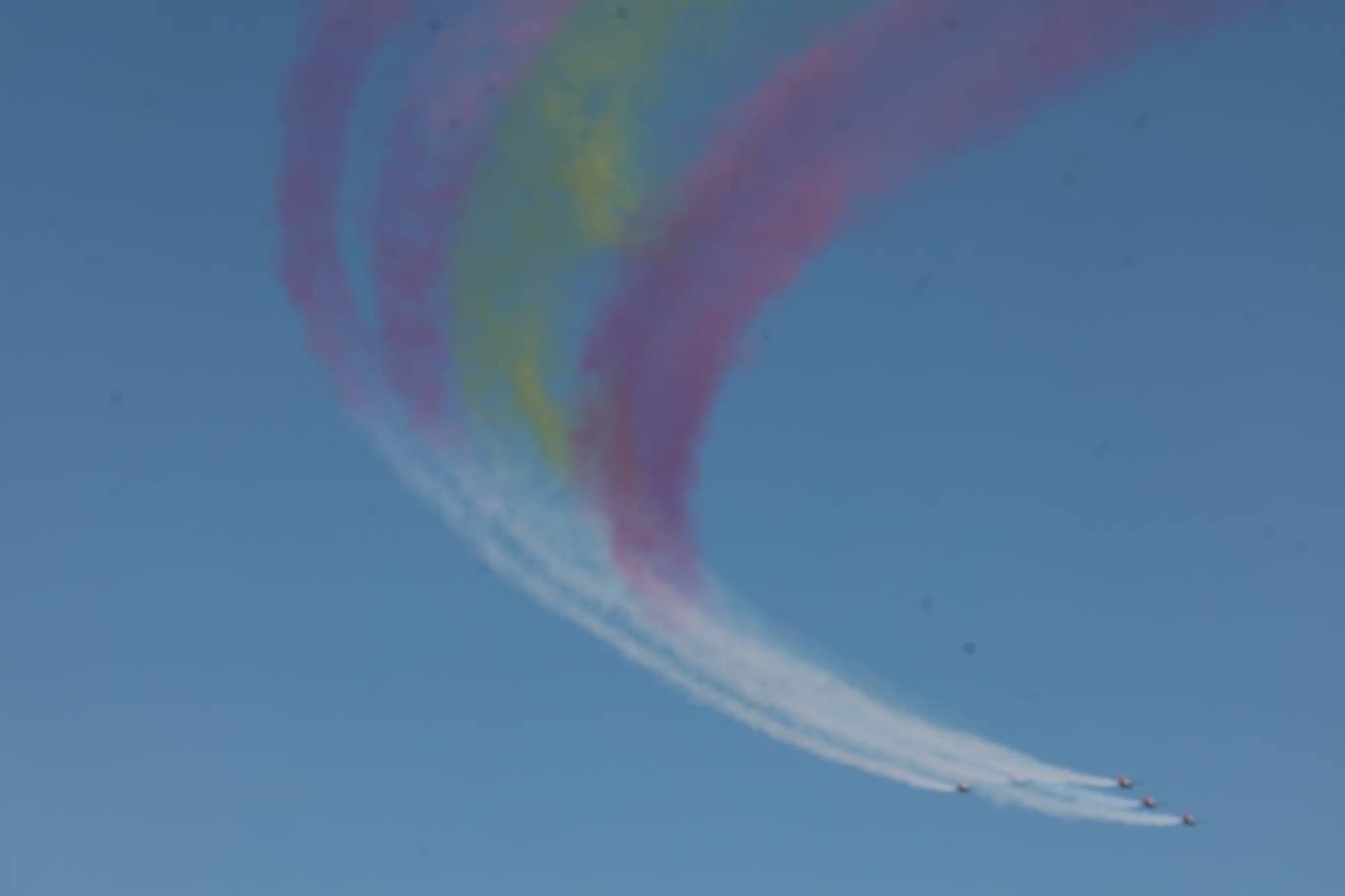 Expectación máxima es la que ha desatado este sábado la formación completa de aviones C-101 de la Patrulla Águila del Ejército del Aire en la capital malagueña donde ha dibujado entre las nubes los colores de la bandera de España.