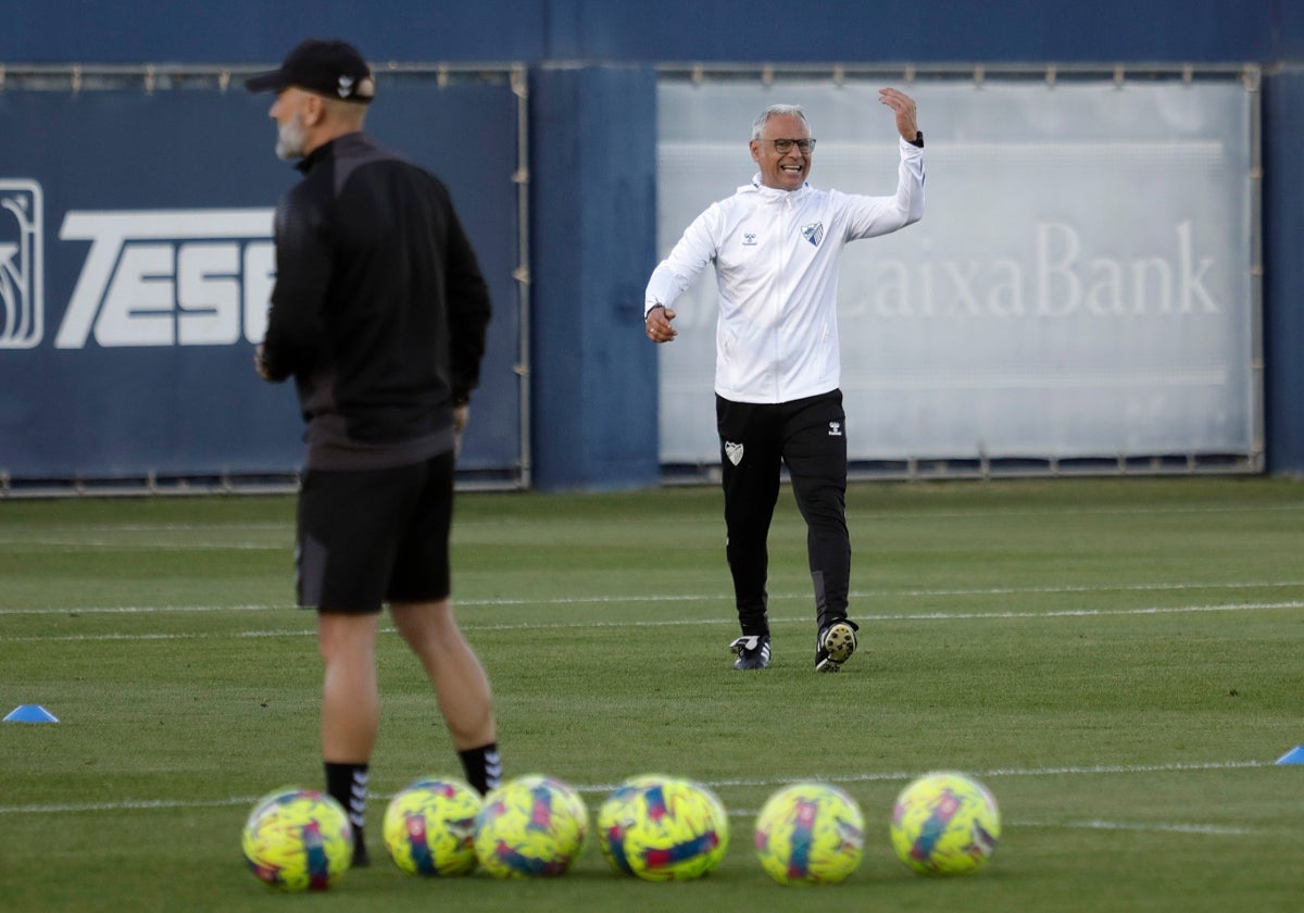 Pellicer da indicaciones durante el entrenamiento del equipo el pasado viernes en el Anexo.