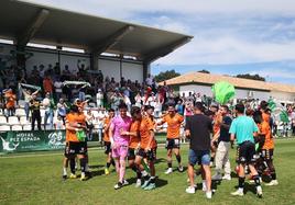 Los jugadores del Antequera celebran ayer el triunfo.