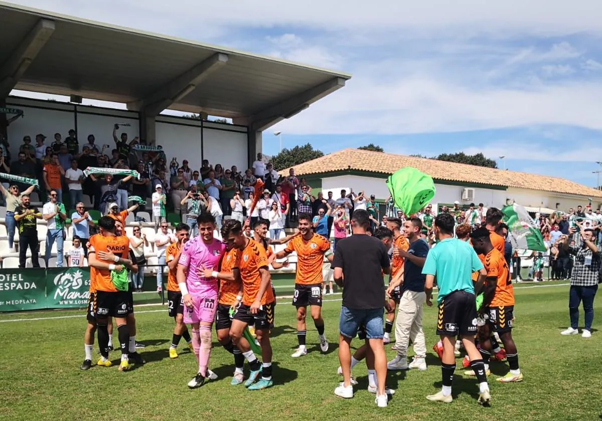 Los jugadores del Antequera celebran ayer el triunfo.